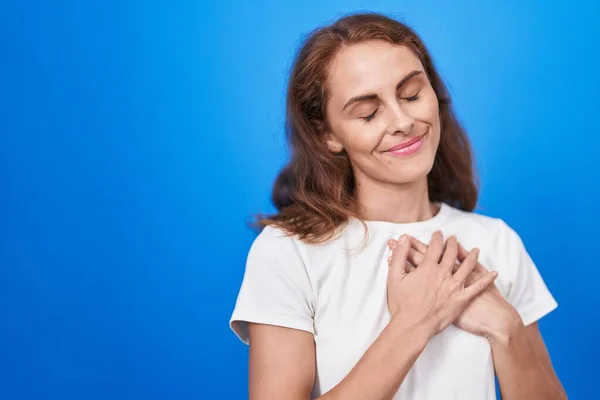 Young Beautiful Hispanic Woman Smiling Confident Hands Heart Isolated Blue — ストック写真