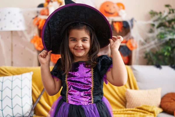 Adorável Menina Hispânica Vestindo Traje Bruxa Tendo Festa Halloween Casa — Fotografia de Stock
