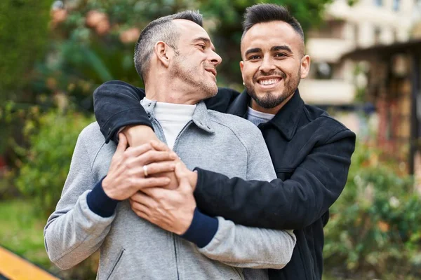 Twee Mannen Paar Glimlachen Zelfverzekerd Knuffelen Elkaar Park — Stockfoto
