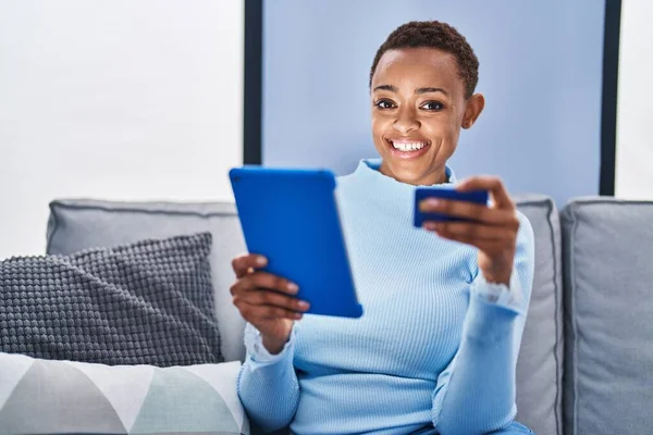Afroamerikanerin Sitzt Mit Touchpad Und Kreditkarte Hause Auf Sofa — Stockfoto