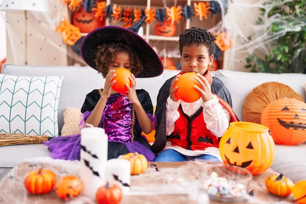 Adorable Afroamericano Chico Chica Teniendo Halloween Fiesta Inflando Globo Casa —  Fotos de Stock
