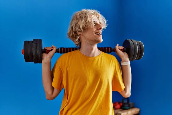 Ung Blond Man Ler Säker Med Hjälp Styrketräning Sportcenter — Stockfoto