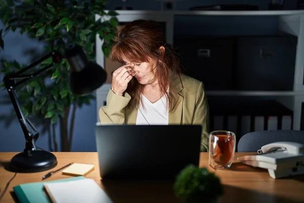 Mulher Hispânica Meia Idade Trabalhando Usando Laptop Computador Noite Cansado — Fotografia de Stock