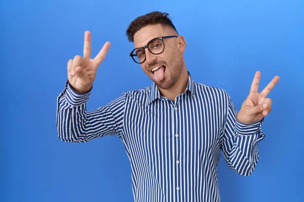 Homem Hispânico Com Barba Vestindo Óculos Sorrindo Com Língua Para — Fotografia de Stock