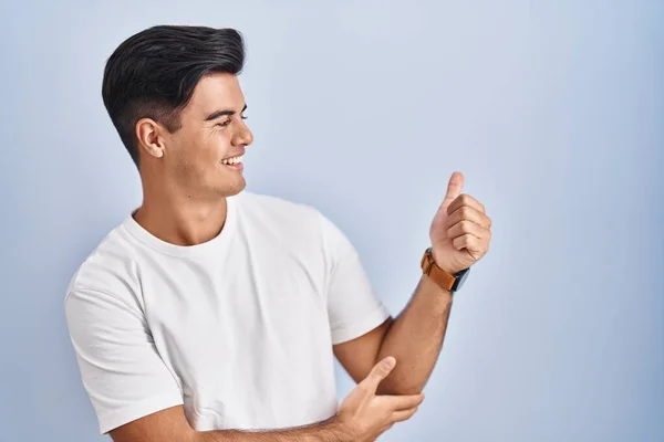 Hispanic Man Standing Blue Background Looking Proud Smiling Doing Thumbs —  Fotos de Stock