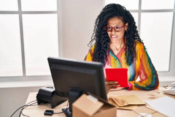 使用触摸板在办公室工作的非裔美国妇女电子商务工作者 — 图库照片