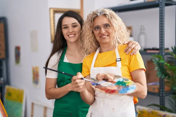 Deux Femmes Artistes Souriantes Dessinant Toute Confiance Studio Art — Photo