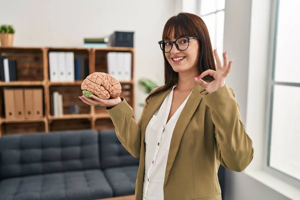Ung Terapeut Kvinna Som Arbetar Terapi Kontor Håller Hjärnan Gör — Stockfoto