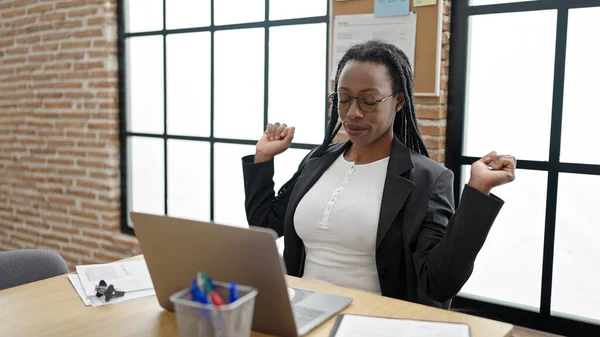 Africano Americano Mulher Trabalhador Negócios Cansado Usando Laptop Escritório — Fotografia de Stock