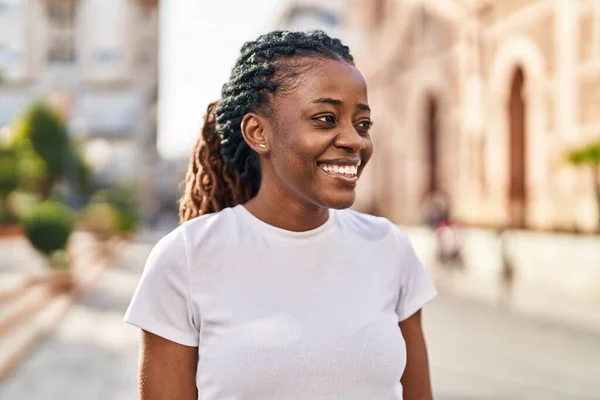 African American Woman Smiling Confident Looking Side Street — Foto Stock