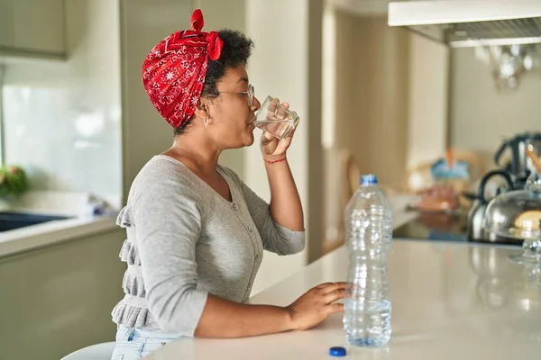 Africano Americano Mulher Água Potável Sentado Mesa Casa — Fotografia de Stock