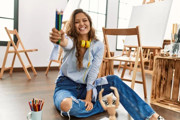 Jonge Mooie Spaanse Vrouw Artiest Glimlachend Zelfverzekerd Vasthouden Potloden Kunststudio — Stockfoto