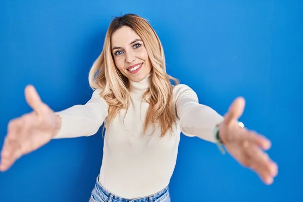 Young Caucasian Woman Standing Blue Background Looking Camera Smiling Open — Foto Stock