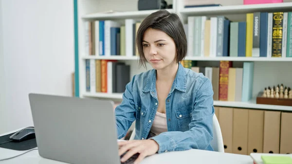 Joven Estudiante Caucásica Usando Laptop Estudiando Aula Universitaria —  Fotos de Stock