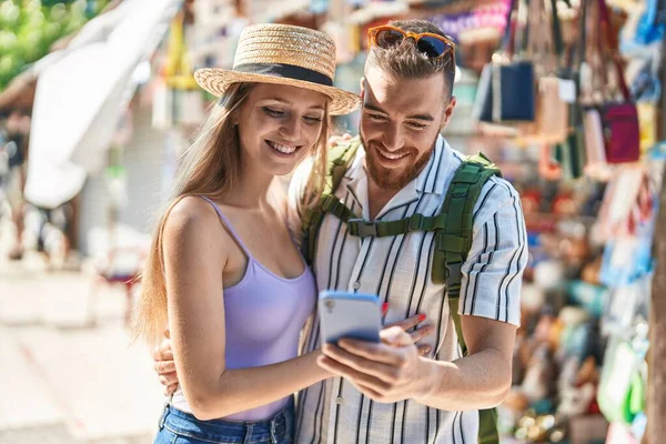 Άνδρας Και Γυναίκα Τουριστικό Ζευγάρι Χαμογελά Αυτοπεποίθηση Χρησιμοποιώντας Smartphone Στην — Φωτογραφία Αρχείου