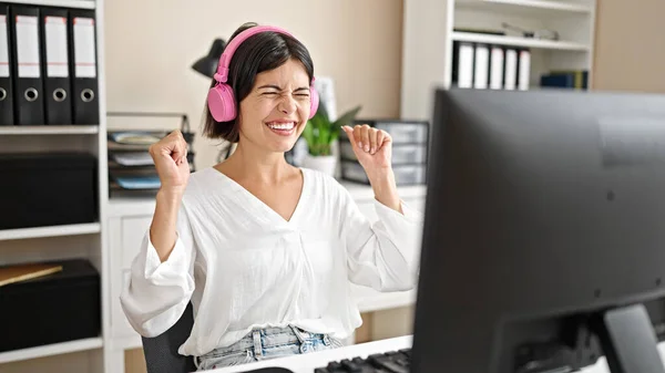 Jovem Bela Mulher Hispânica Empresária Usando Laptop Fones Ouvido Com — Fotografia de Stock