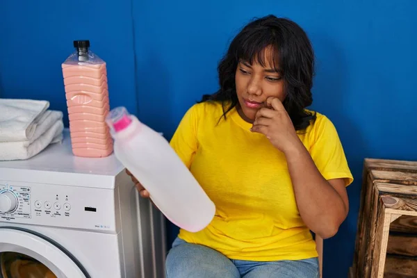 Ung Vacker Latinamerikansk Kvinna Läser Tvättmedel Etikett Väntar Tvättmaskin Tvättstugan — Stockfoto