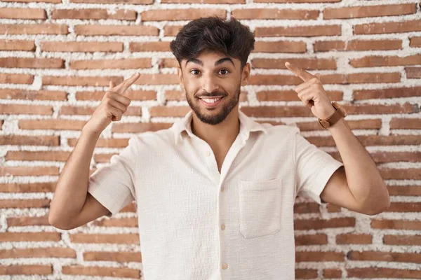 Homem Árabe Com Barba Sobre Tijolos Parede Fundo Sorrindo Apontando — Fotografia de Stock