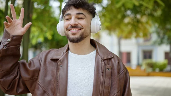 Ung Arabisk Man Ler Säker Lyssna Musik Och Dans Parken — Stockfoto