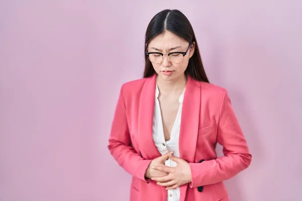 Chinese Zakenvrouw Draagt Een Bril Met Hand Buik Omdat Misselijkheid — Stockfoto