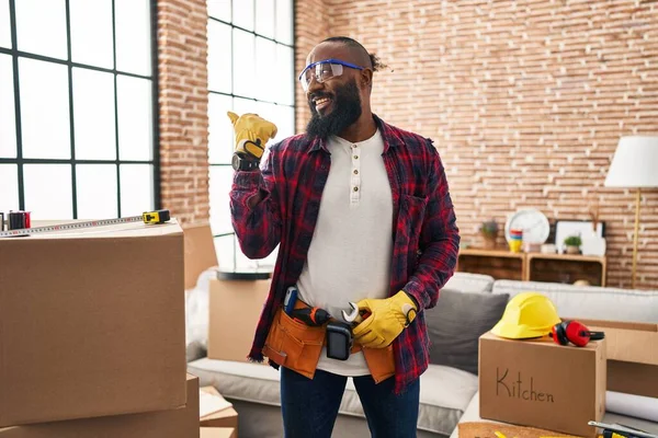 Afričan Američan Pracující Domácí Renovaci Úsměvem Šťastný Obličej Vypadá Ukazuje — Stock fotografie