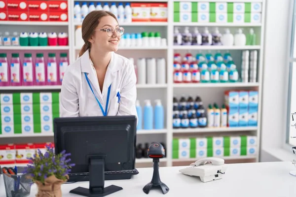 Joven Mujer Rubia Farmacéutica Sonriendo Confiada Usando Computadora Farmacia — Foto de Stock