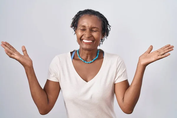 Femme Africaine Avec Dreadlocks Debout Sur Fond Blanc Célébrant Fou — Photo