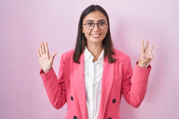Mujer Hispana Joven Usando Ropa Negocios Gafas Mostrando Señalando Con — Foto de Stock