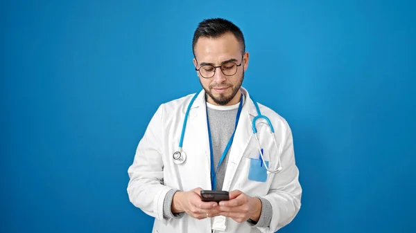 Spanisch Mann Arzt Mit Smartphone Mit Ernstem Gesicht Über Isolierten — Stockfoto
