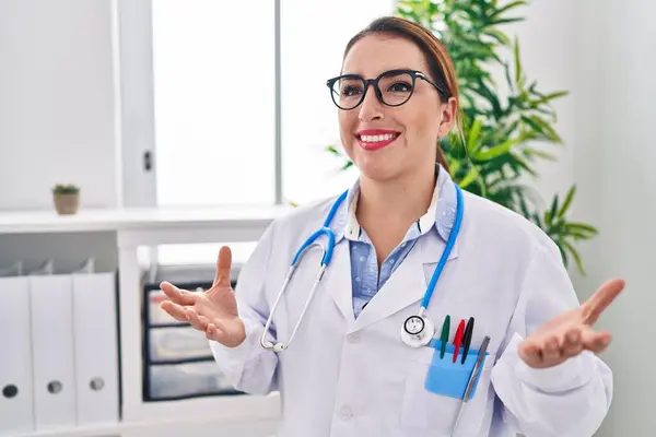 Junge Schöne Hispanische Ärztin Lächelt Selbstbewusst Und Spricht Klinik — Stockfoto
