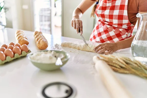 年轻美丽的惊慌失措的女人在厨房做面包 — 图库照片