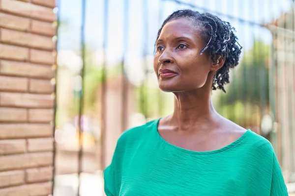 Afrykańska Kobieta Średnim Wieku Spogląda Stronę Poważnym Wyrazem Twarzy Ulicy — Zdjęcie stockowe