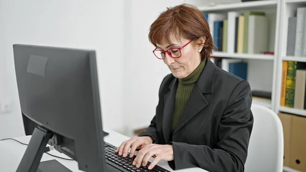 Mujer Hispana Madura Profesora Universitaria Usando Computadora Universidad Biblioteca — Foto de Stock