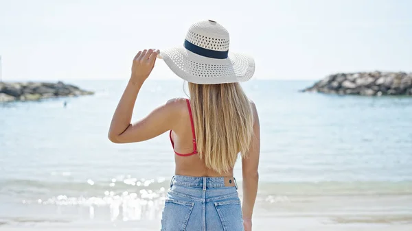 在海滩上 年轻的金发女游客头戴比基尼 头戴夏帽 — 图库照片