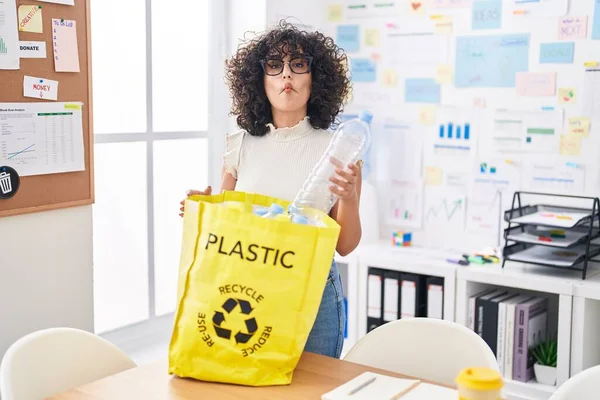 Junge Frau Aus Dem Mittleren Osten Hält Büro Eine Plastiktüte — Stockfoto
