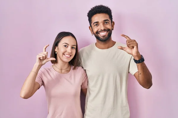 Jong Latijns Amerikaans Koppel Samen Roze Achtergrond Glimlachend Zelfverzekerd Gebaar — Stockfoto