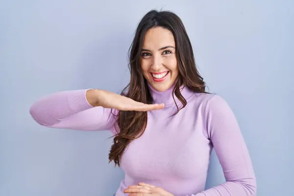 Young Brunette Woman Standing Blue Background Gesturing Hands Showing Big — Stock Photo, Image