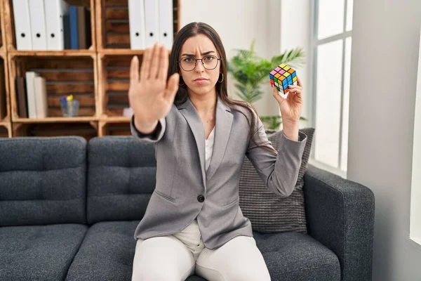 Hispanic Woman Playing Colorful Puzzle Cube Intelligence Game Open Hand — Stockfoto
