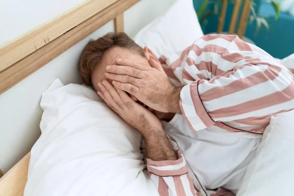 Pria Paruh Baya Menekankan Berbaring Tempat Tidur Kamar Tidur — Stok Foto
