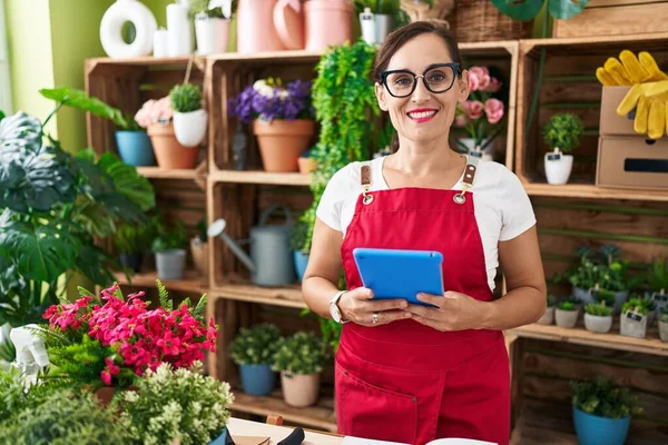 Young Beautiful Hispanic Woman Florist Smiling Confident Using Touchpad Flower — Stock Photo, Image