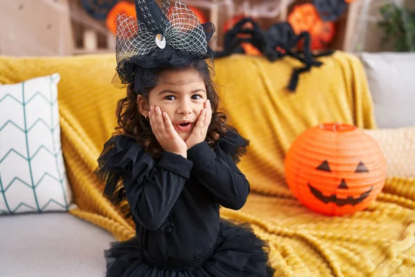 Adorable Chica Hispana Teniendo Fiesta Halloween Con Expresión Sorpresa Casa — Foto de Stock