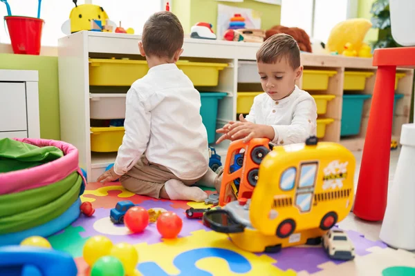 Anaokulunda Yerde Oturup Araba Oyuncaklarıyla Oynayan Sevimli Çocuklar — Stok fotoğraf