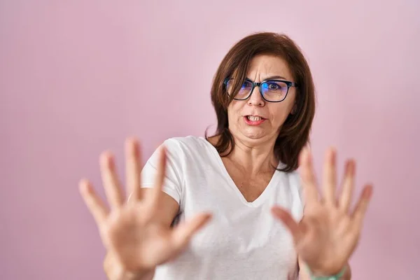 Middle Age Hispanic Woman Standing Pink Background Afraid Terrified Fear — Stock Photo, Image