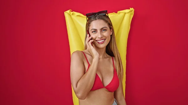 Young Blonde Woman Tourist Wearing Bikini Talking Smartphone Isolated Red — ストック写真