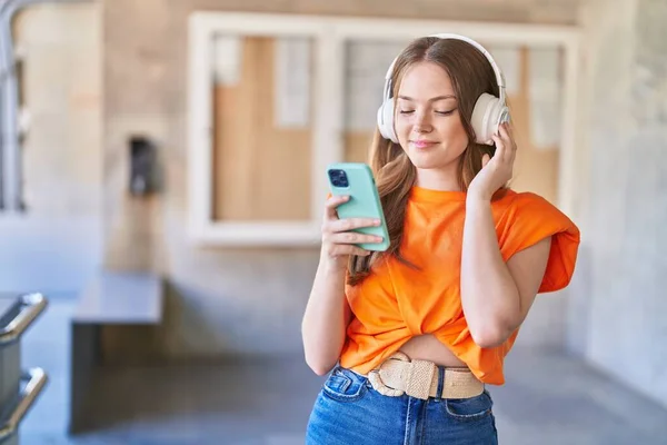 Young Woman Smiling Confident Listening Music University — Stock Photo, Image