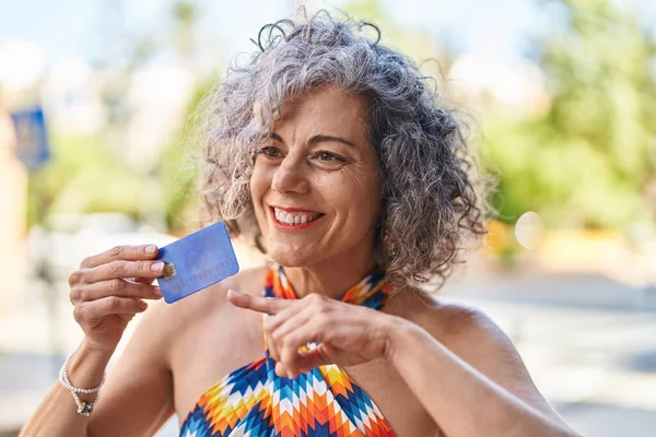 Mujer Pelo Gris Mediana Edad Sonriendo Confiada Sosteniendo Tarjeta Crédito —  Fotos de Stock