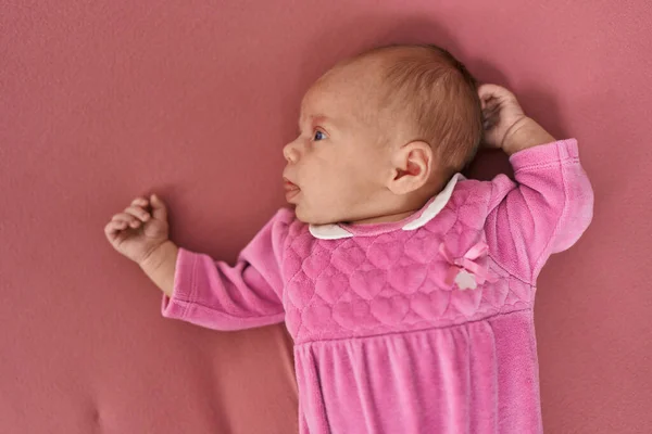Schattige Spaanse Baby Liggend Bed Met Ontspannen Uitdrukking Slaapkamer — Stockfoto