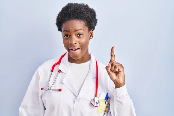 Femme Afro Américaine Portant Uniforme Médecin Stéthoscope Pointant Doigt Avec — Photo