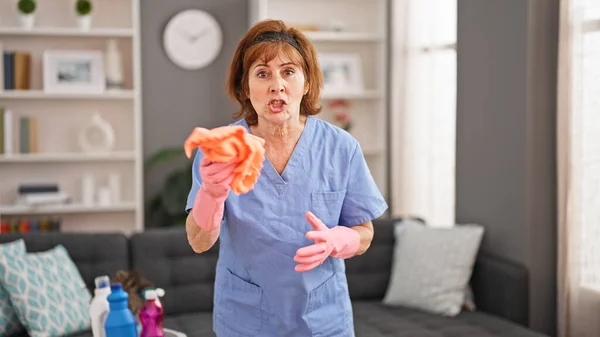 Mujer Mediana Edad Limpiador Profesional Enojado Gritando Casa —  Fotos de Stock