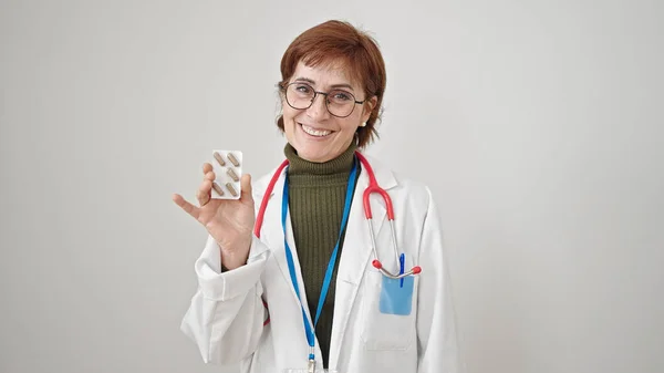 Зрелая Латиноамериканка Доктор Таблетками Изолированном Белом Фоне — стоковое фото